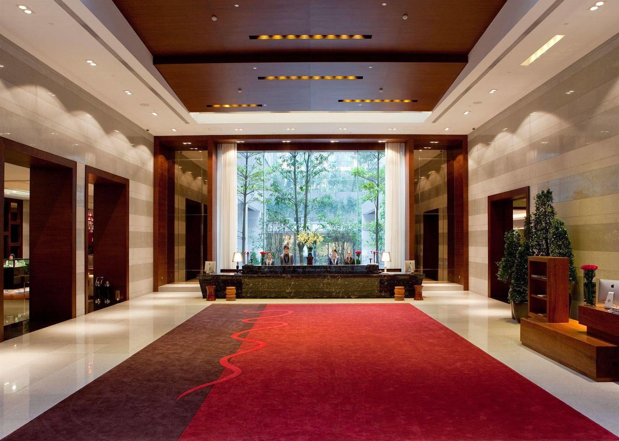 Royal tulip hotel. Royal Tulip Luxury Hotel Carat Guangzhou. Гуанчжоу гостиница 5 звезд в горах. Спа в Гуанчжоу. Отель China Hotel в Гуанчжоу.